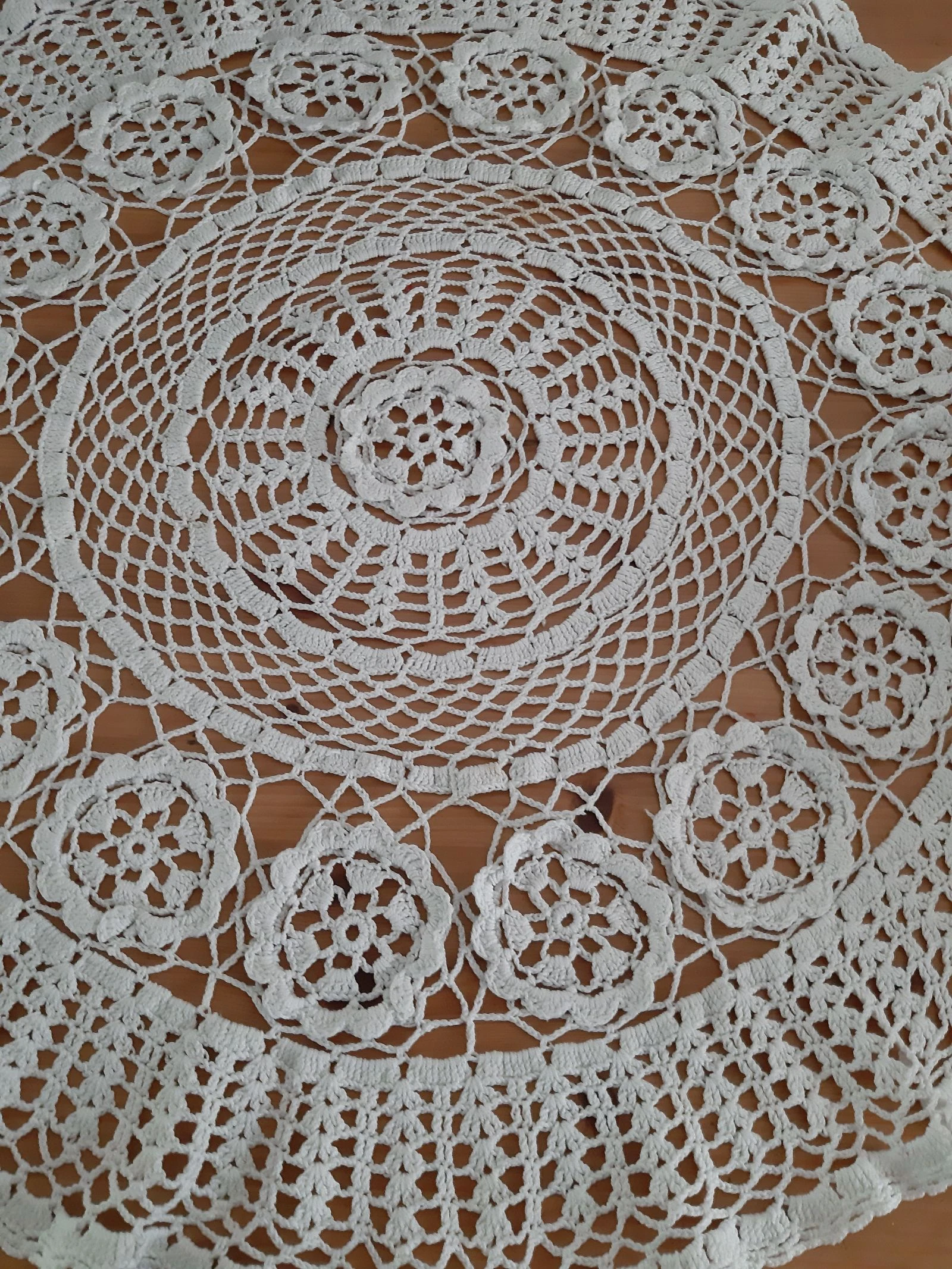 Round crocheted tablecloth or placemat – photo 3